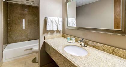 Quality Inn & Suites Arden Hills - Saint Paul North