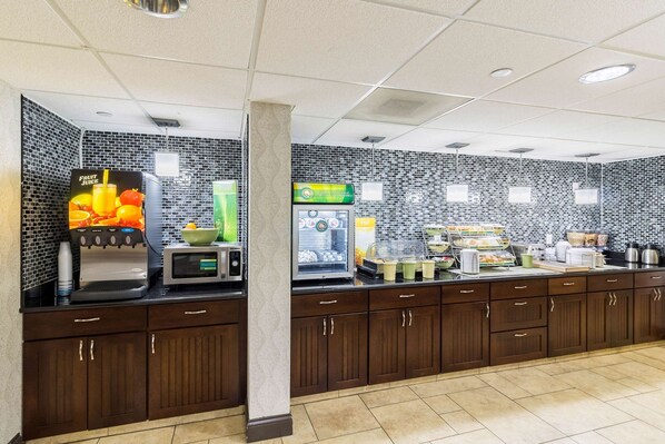 Café da manhã com buffet grátis todos os dias