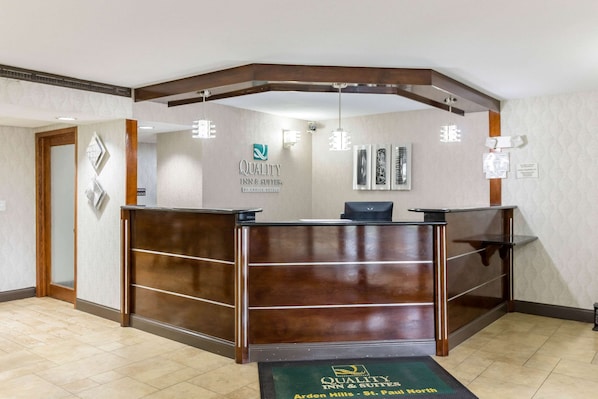 Lobby - Quality Inn & Suites Arden Hills - Saint Paul North (Arden Hills)