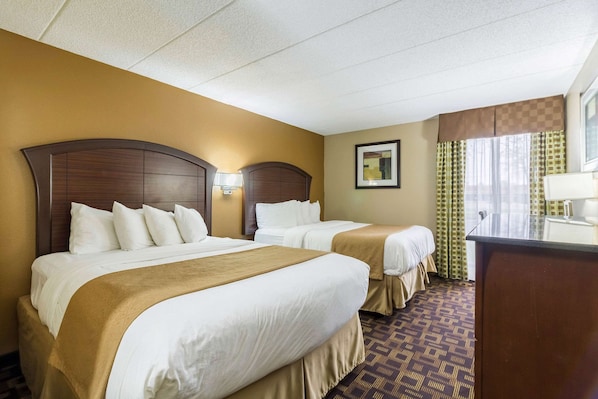 Desk, laptop workspace, iron/ironing board, free WiFi - Quality Inn & Suites Arden Hills - Saint Paul North (Arden Hills)