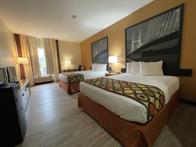 Super 8 by Wyndham Pevely