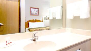 Combined shower/bathtub, towels