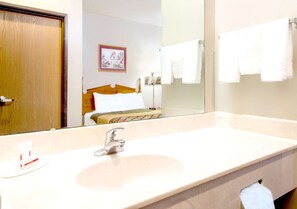 Combined shower/tub, towels