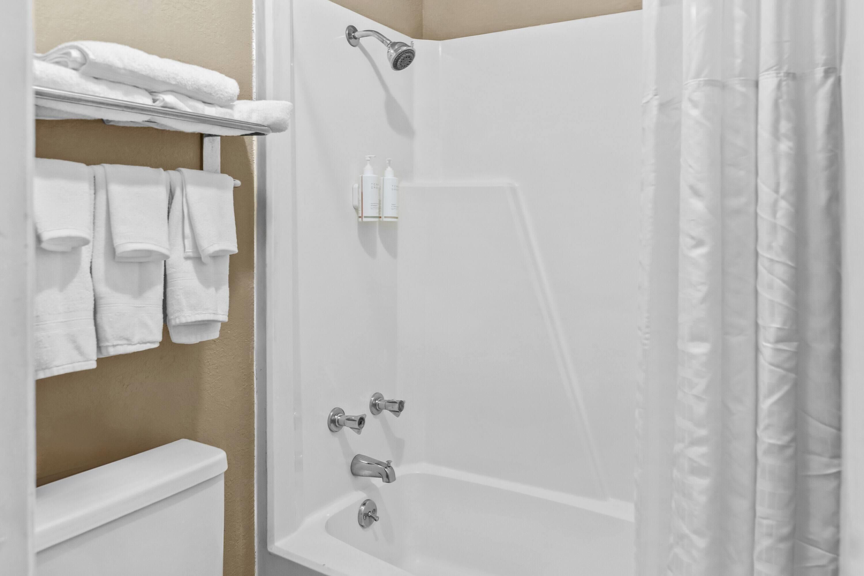 Bañera con ducha, secador de pelo, toallas