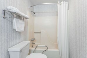 Combined shower/tub, hair dryer, towels