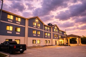 Front of property - Super 8 by Wyndham Pasadena (Pasadena)