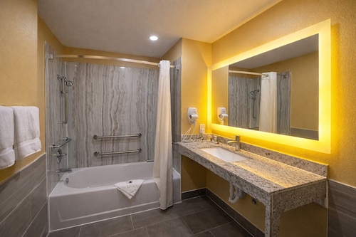 Super 8 by Wyndham Pasadena