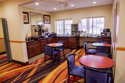 Dutch Inn and Suites