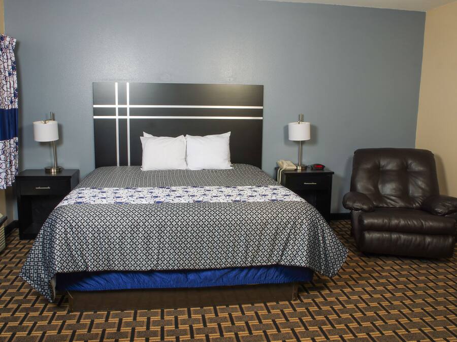 Skrivebord, blendingsgardiner, lydisolert og strykejern/-brett