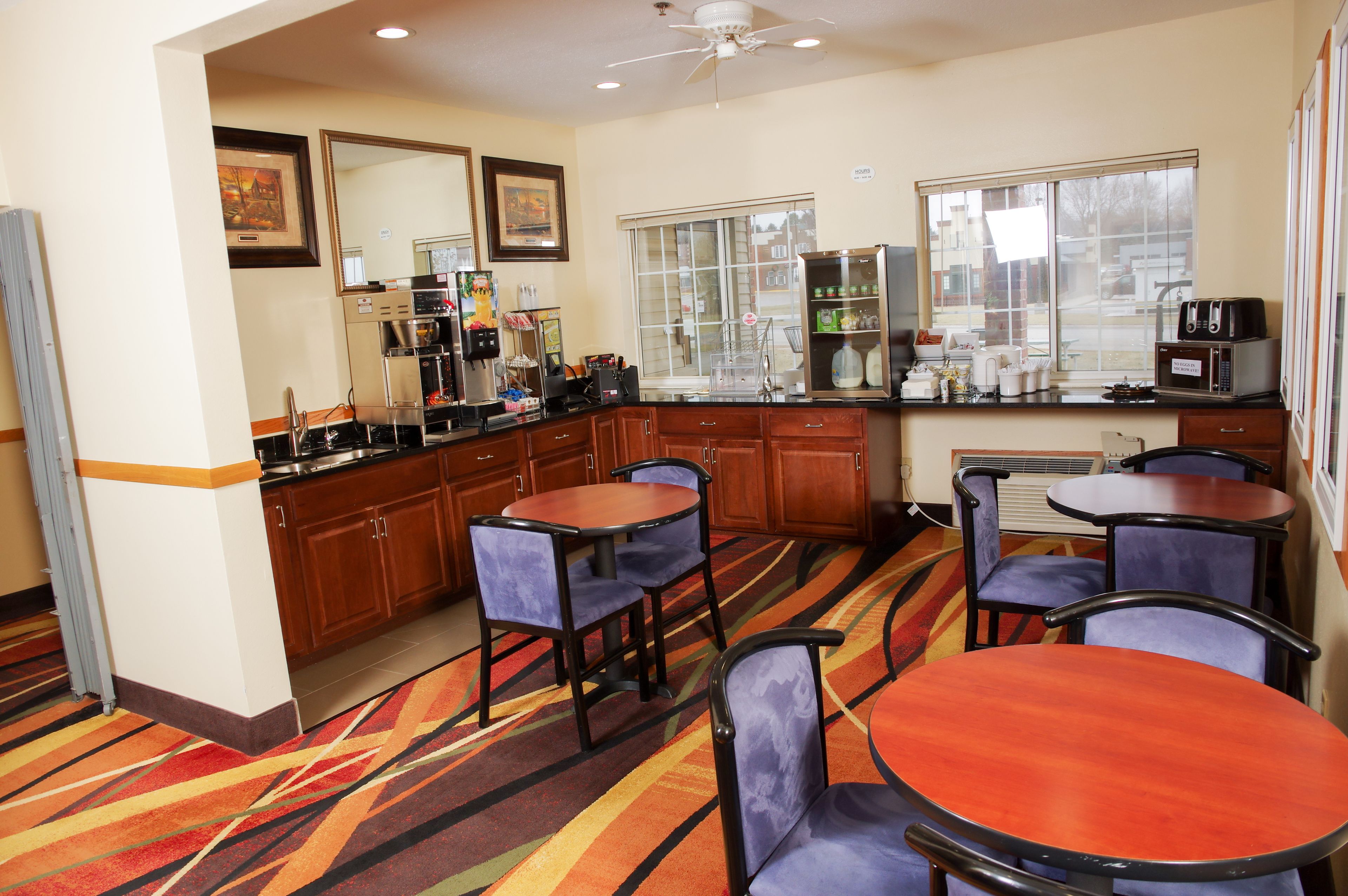 朝食 (コンチネンタル ブレックファスト)、毎日提供 (無料)