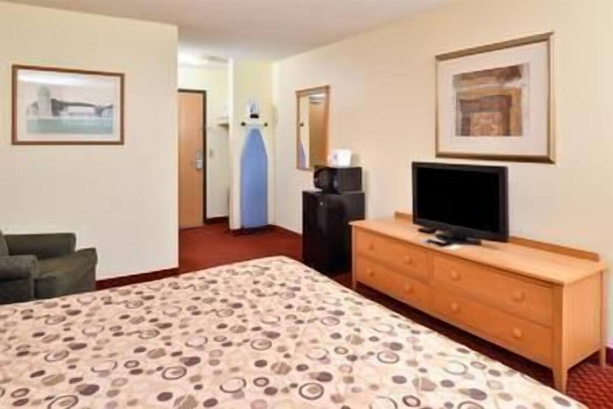 Room, 1 King Bed, Non Smoking | In-room safe, desk, iron/ironing board, rollaway beds