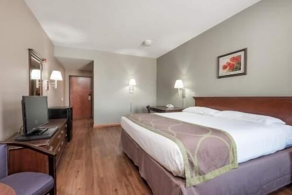 Desk, free cribs/infant beds, free rollaway beds, free WiFi