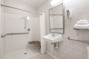 Oda, 2 Büyük (Queen) Boy Yatak, Engellilere Uygun, Sigara İçilmez (Mobility) | Banyo | Duş/küvet kombinasyonu, ücretsiz banyo/kozmetik ürünleri 