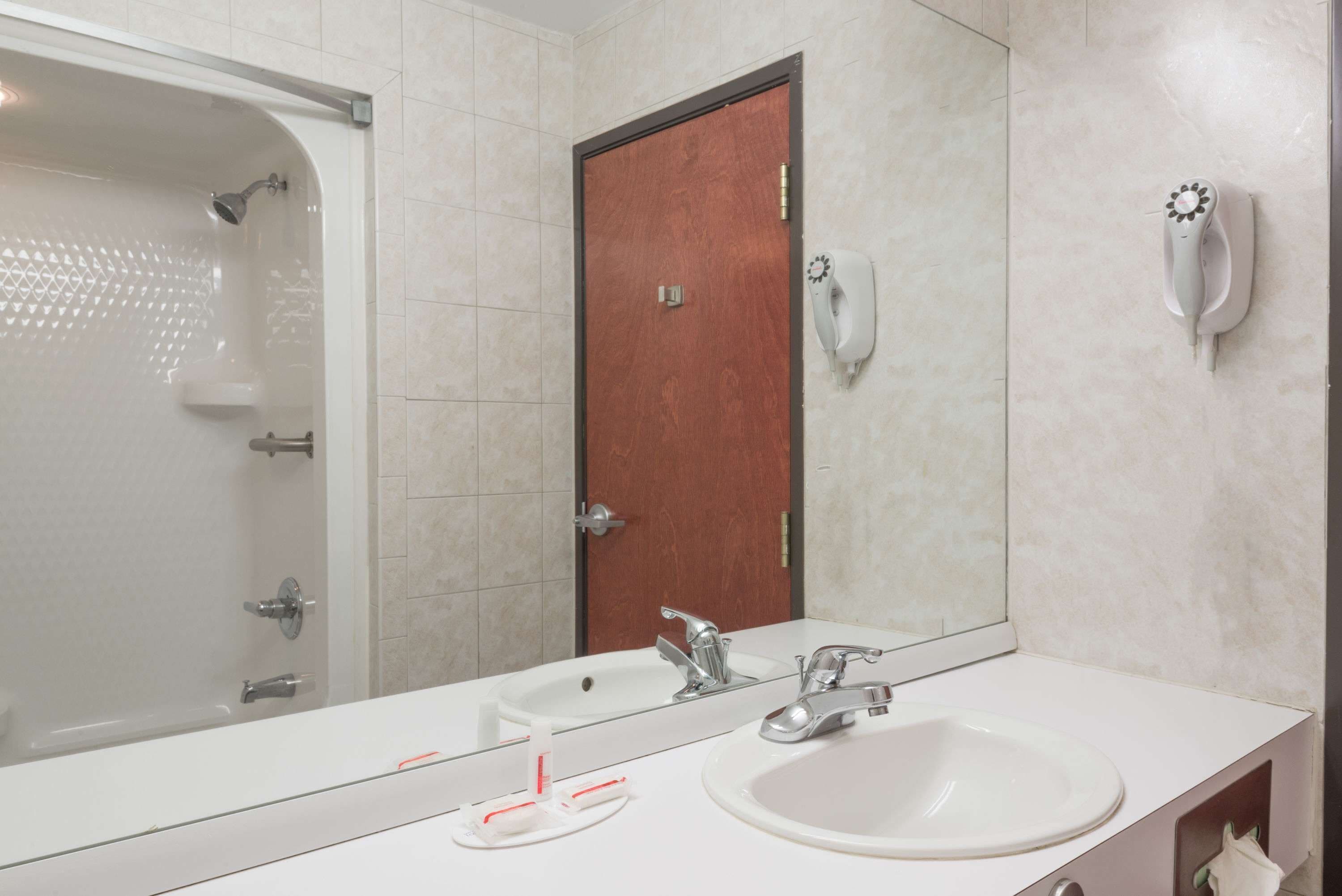Een bad/douchecombinatie, gratis toiletartikelen, een haardroger