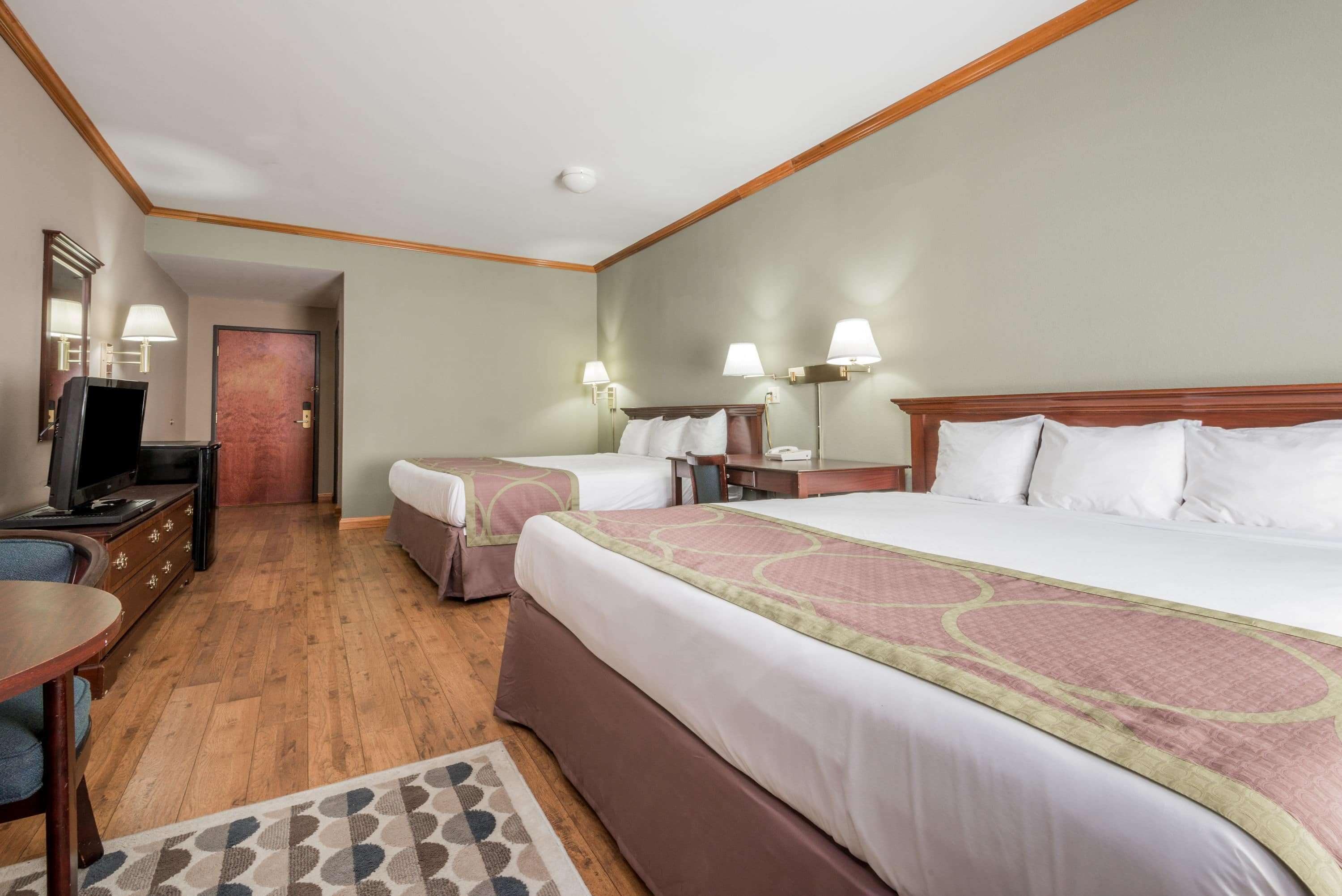 デスク、ベビーベッド (無料)、可動式ベッド (無料)、WiFi (無料)