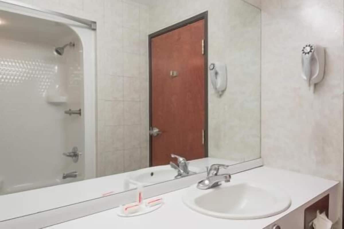 Bathroom | Combined shower/tub, free toiletries, hair dryer, towels
