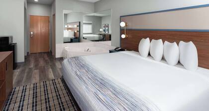 AmericInn by Wyndham Eagle River Downtown