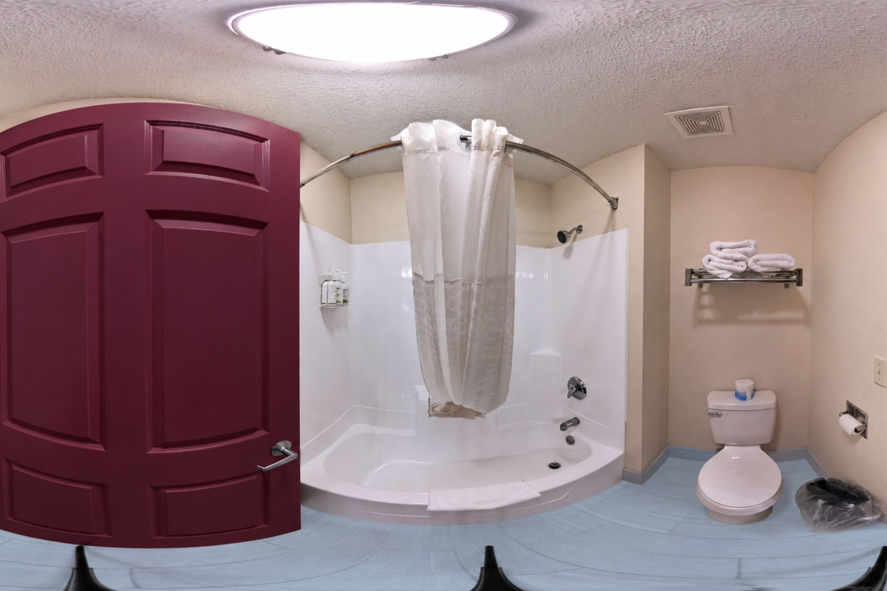 Chambre Confort, 2 grands lits, non-fumeur | Salle de bain | Ensemble baignoire-douche, articles de toilette (gratuits)