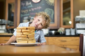 Bao gồm bữa sáng đầy đủ hàng ngày 