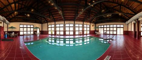 Kolam renang indoor