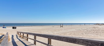 Sea And Breeze Hotel And Condo
