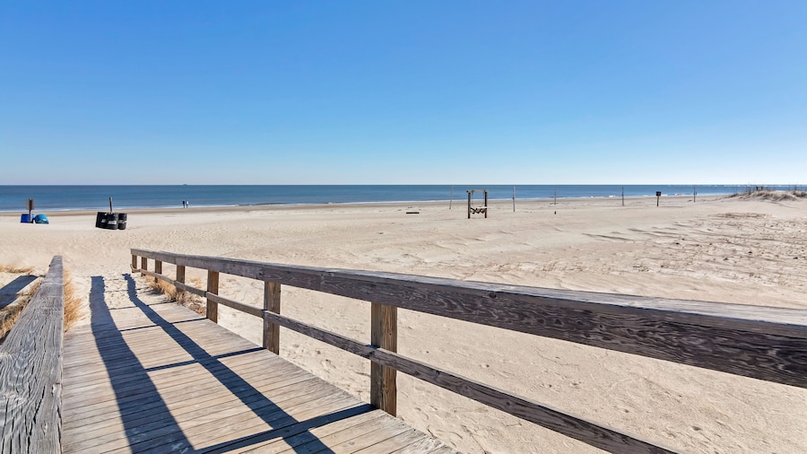 Sea And Breeze Hotel And Condo