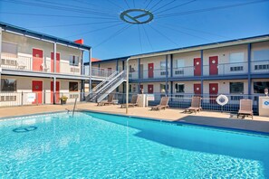 Utendørsbasseng, bassengparasoller og solsenger