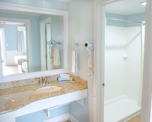 Two Queen Size Bed | Phòng tắm | Vòi sen/bồn tắm kết hợp, máy sấy tóc, khăn tắm 