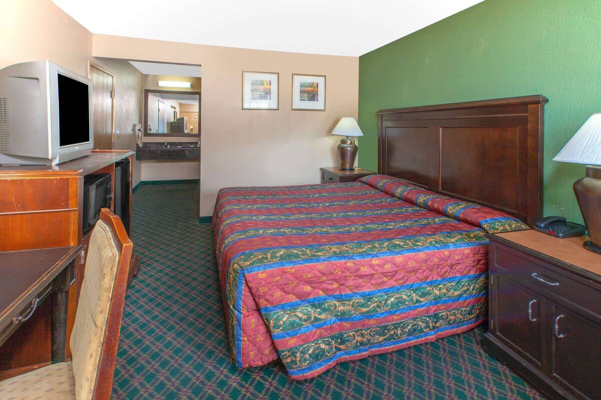 Desk, WiFi (free), bed sheets