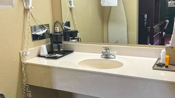 Ensemble douche/baignoire, articles de toilette gratuits, sĂšche-cheveux