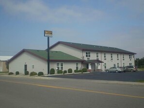 Exterior - Budget Host Caribou Inn (Hallock)