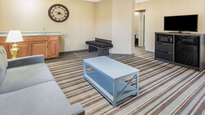 Family Suite, 3 Double Beds, Non-Smoking (Exterior Entrance) | โต๊ะทำงาน, พื้นที่ทำงานแบบใช้แล็ปท็อป, ผ้าม่านกันแสง, เตารีด/โต๊ะรีดผ้า