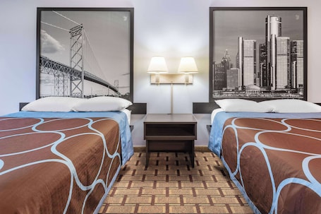 Escritorio, espacio para trabajar con laptop y cortinas blackout