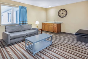 Family Suite, 3 Double Beds, Non-Smoking (Exterior Entrance) | Schreibtisch, laptopgeeigneter Arbeitsplatz, Verdunkelungsvorhänge