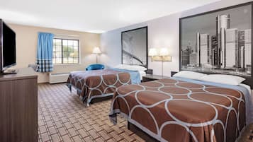 Habitación, 2 camas matrimoniales, para no fumadores (Interior Entrance) | Escritorio, espacio para trabajar con laptop y cortinas blackout