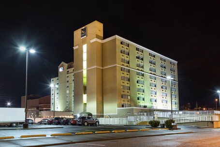 Fachada de la propiedad por la tarde o noche