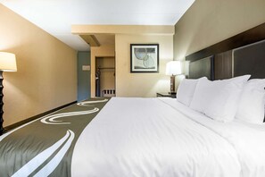 Standard Room, 1 King Bed, Non Smoking | Iron/ironing board, Internet, bed sheets