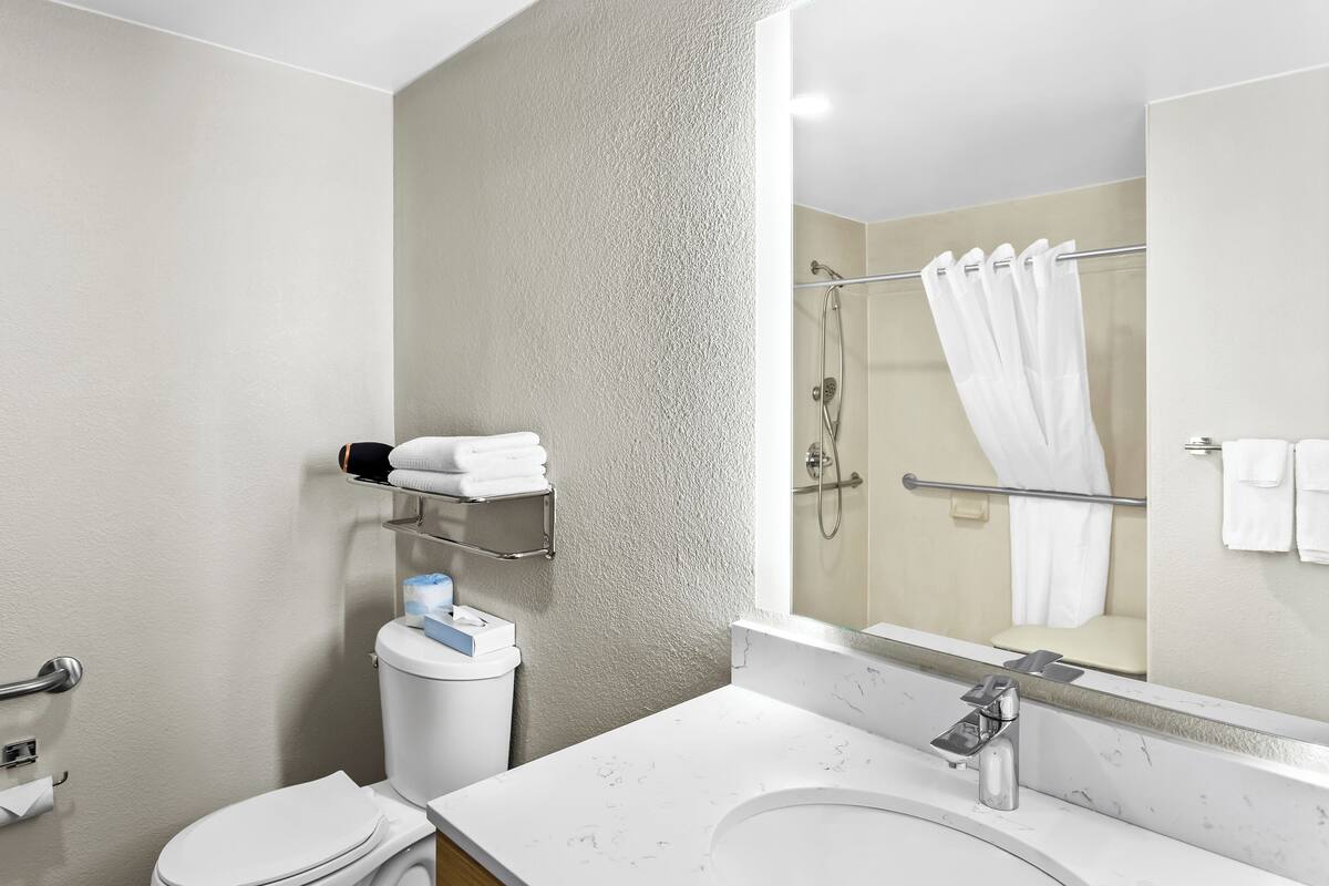 room, 1 queen bed, accessible, non smoking | bathroom | combined shower/bathtub, towels