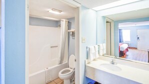 A bathroom with a bathtub, toilet, and sink. - Rodeway Inn Richland - Jackson South (Richland)