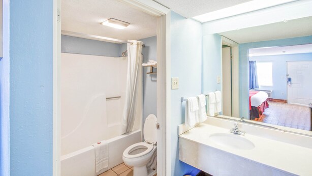 A bathroom with a bathtub, toilet, and sink. - Rodeway Inn Richland - Jackson South (Richland)