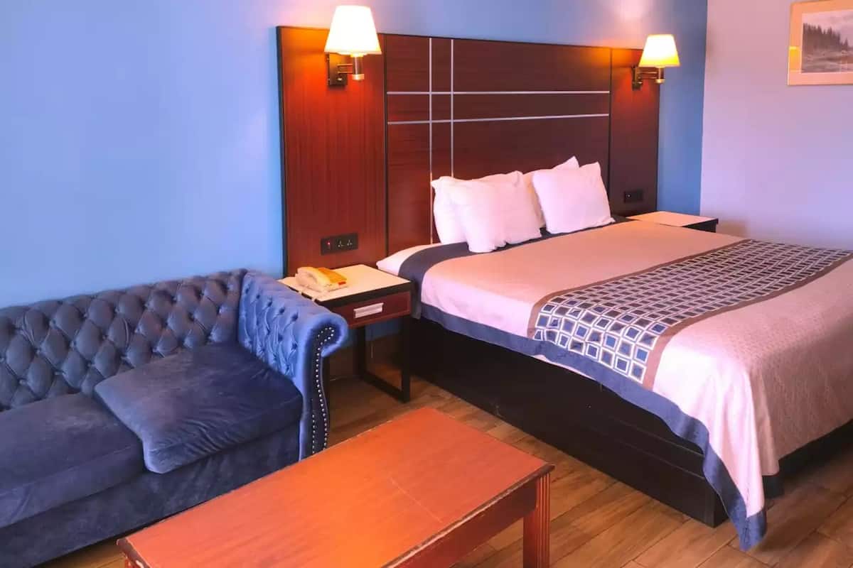 Escritorio, cortinas opacas, tabla de planchar con plancha y wifi gratis