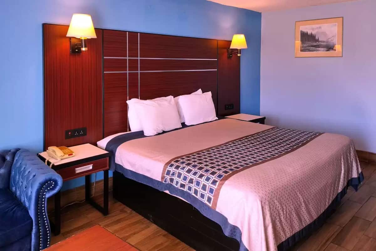 Escritorio, cortinas opacas, tabla de planchar con plancha y wifi gratis