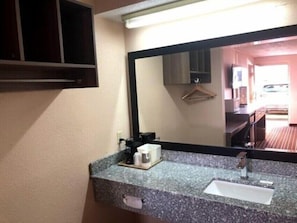 Chambre classique, 2 grands lits, non-fumeur | Salle de bain | Ensemble baignoire-douche, articles de toilette (gratuits)