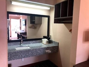 Klassieke kamer, 1 kingsize bed, roken | Badkamer | Een bad/douchecombinatie, gratis toiletartikelen, een haardroger