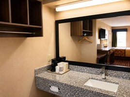 Quarto clássico, 2 camas Queen, para não fumantes | Pia do banheiro