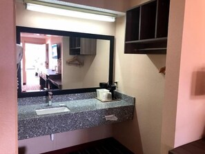 Combined shower/bathtub, free toiletries, hair dryer, towels - Legacy Inn Sumner (Gallatin)