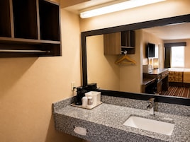 Bañera con ducha, artículos de tocador gratuitos, secador de pelo