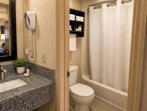 Ensemble baignoire-douche, articles de toilette (gratuits)