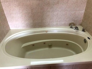 Klassieke suite, 1 kingsize bed, roken, bubbelbad | Badkamer | Een bad/douchecombinatie, gratis toiletartikelen, een haardroger