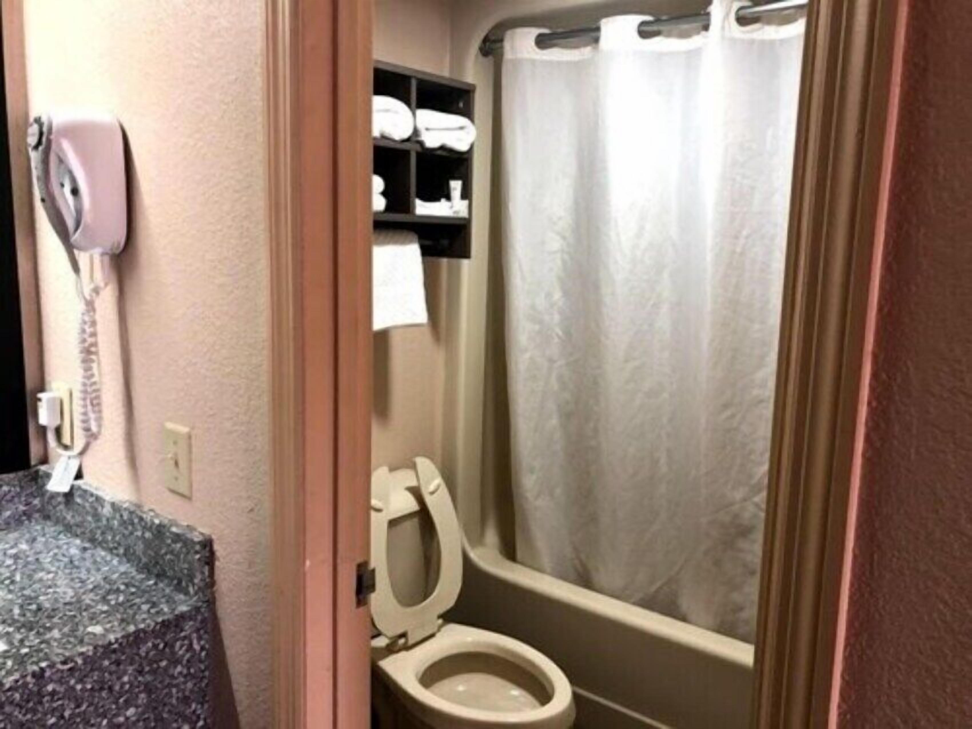 Combined shower/tub, free toiletries, hair dryer, towels